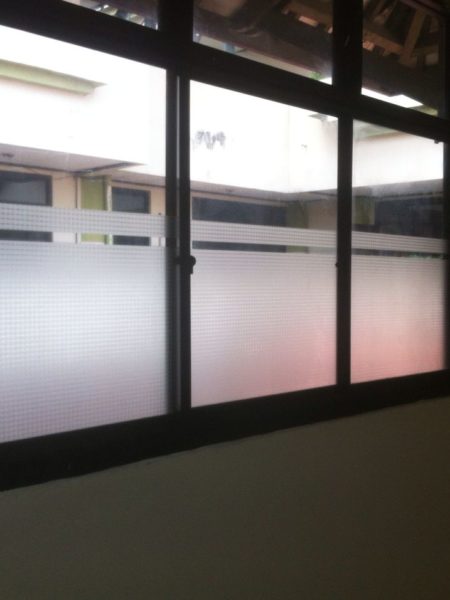 Pengerjaan kusen alumunium, jendela, pintu dan pintu lipat Ruang meeting di RS Semen Gresik